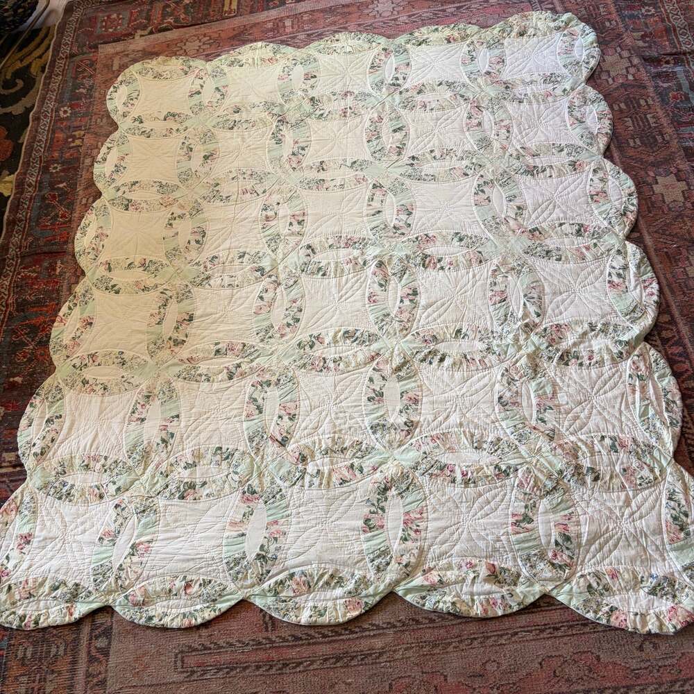 Vintage Double Wedding Ring Quilt 68x81 Floral Scalloped Patchwork Bedspread